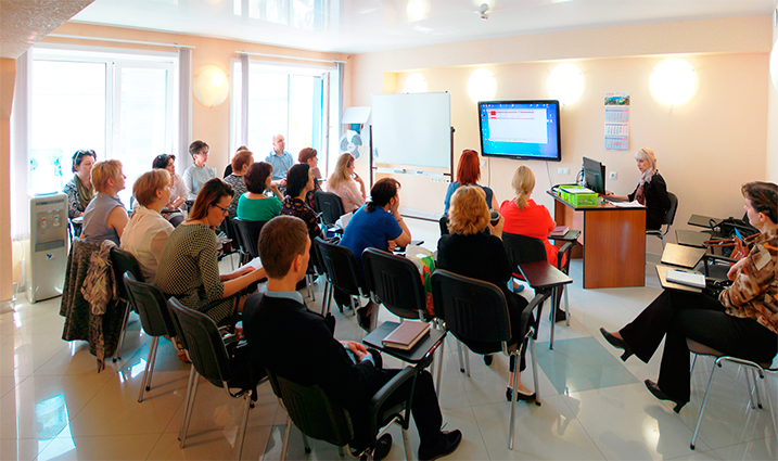 Аудитория учебного центра Жилфонда — проходит тренинг по обучению работы с базами данных.